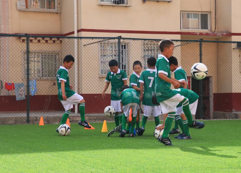 放飞梦想绿地西南“天空球场”在甘孜理塘正式启用