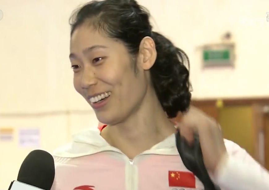 郎平中国女排对战日本队,中国女排输赛郎平当场气成表情包