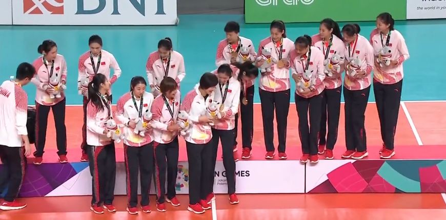 郎平中国女排对战日本队,中国女排输赛郎平当场气成表情包