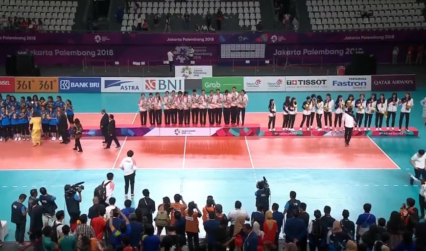 郎平中国女排对战日本队,中国女排输赛郎平当场气成表情包