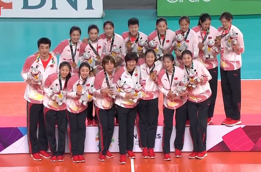 郎平中国女排对战日本队,中国女排输赛郎平当场气成表情包