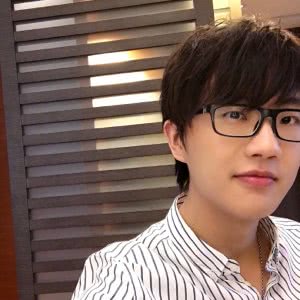 许嵩现场为QQ飞车手游助力！舞台上似乎显得比较紧张！