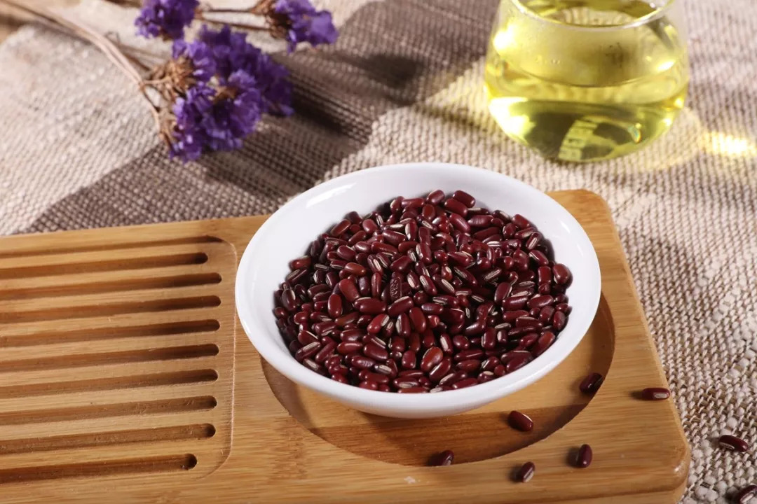 秋天用梨煮水喝好不好,秋季用它泡水喝还能做菜润秋燥