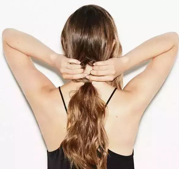 低马尾的发型怎么扎好看,发型教程低马尾简单漂亮