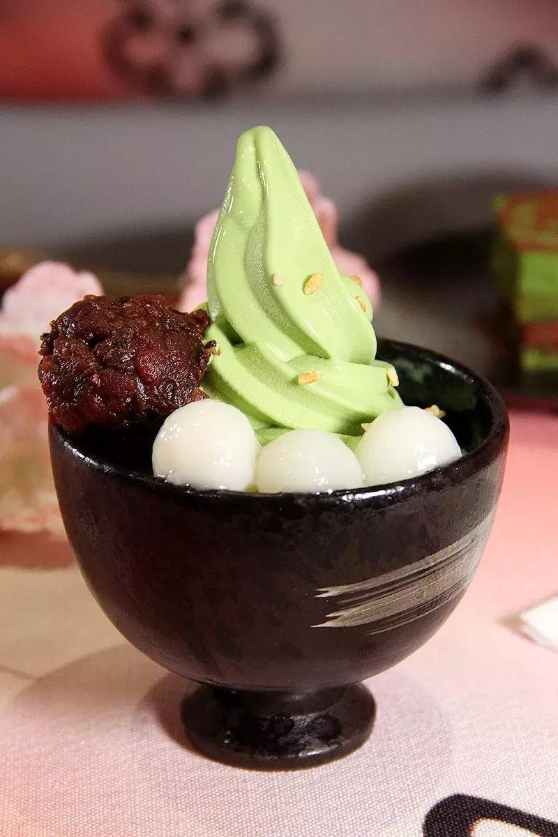 一家抹茶甜品店,日式抹茶味甜品店