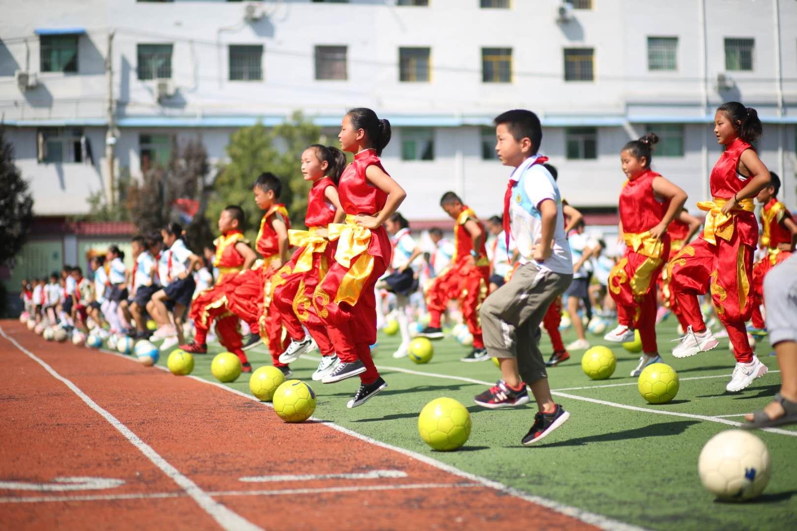 英国大学生看古城孩子们骑独轮车打马球被“征服”：他们很厉害