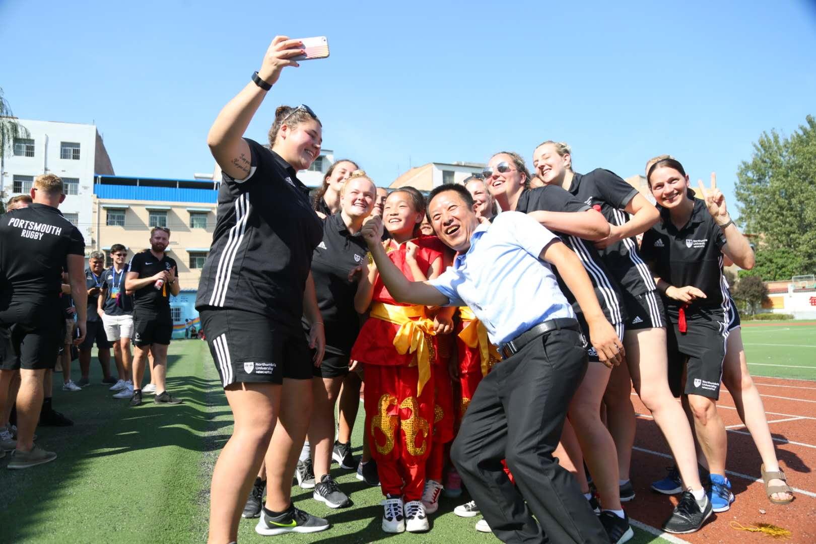 英国大学生看古城孩子们骑独轮车打马球被“征服”：他们很厉害