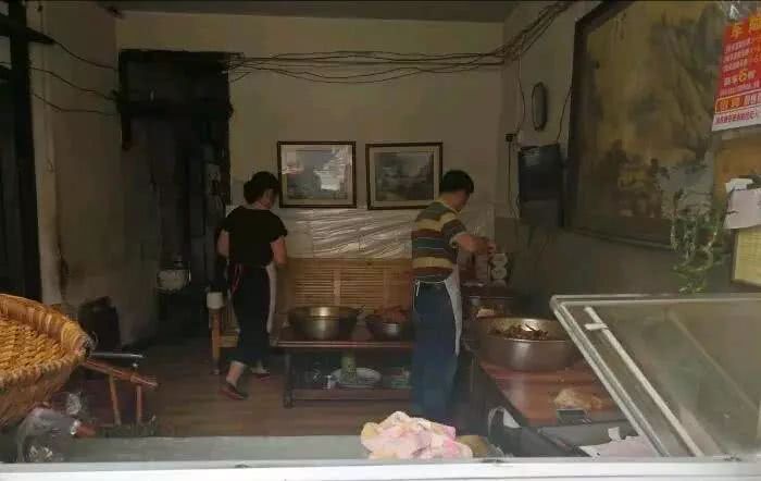 一天卖200个兔头,一天卖出1000只鸡