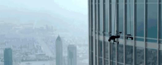 阿汤哥追飞机跳崖,极限高空实力跳伞的阿汤哥