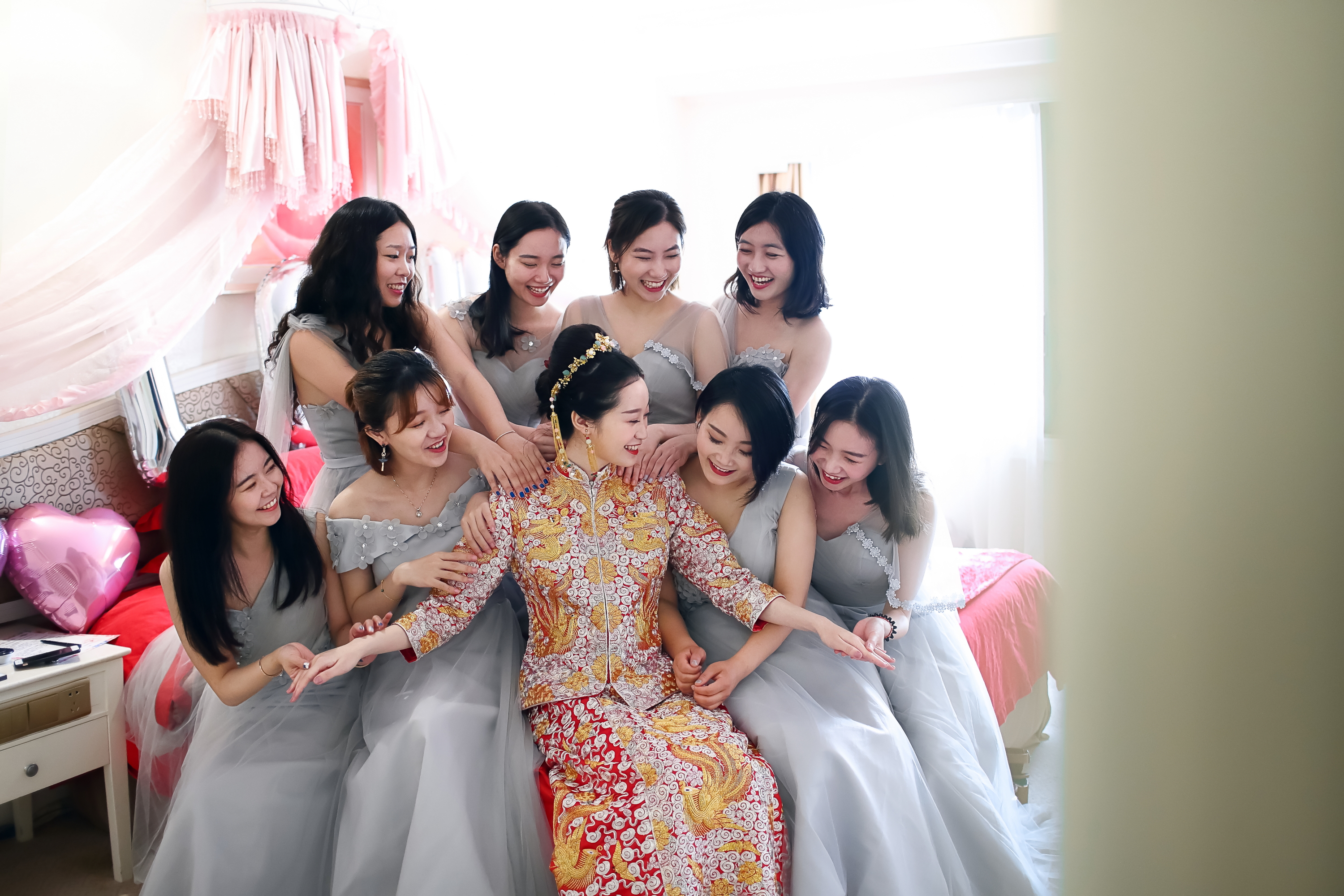 龙凤褂和秀禾服有什么区别,龙凤褂和秀禾服区别在哪