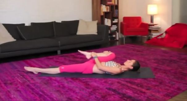 躺着直抬腿的正确训练方法,侧抬腿训练好了走路就有进步了