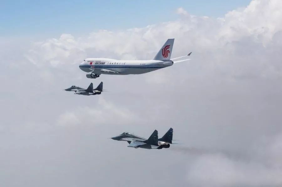 战斗机护航过程中遇到袭击,8架战斗机护航意味着什么