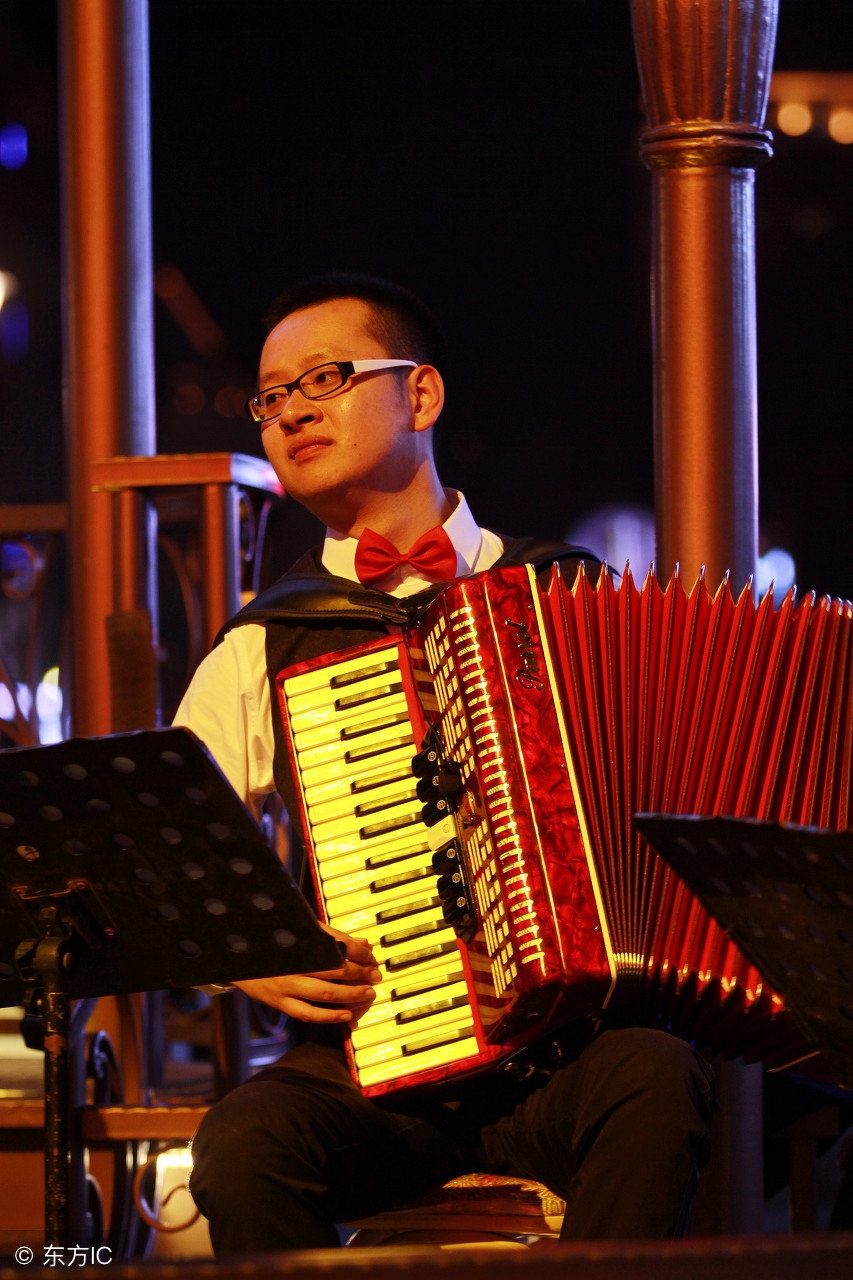 唱歌时喉咙感觉有颤抖,唱歌怎么才能喉咙颤抖