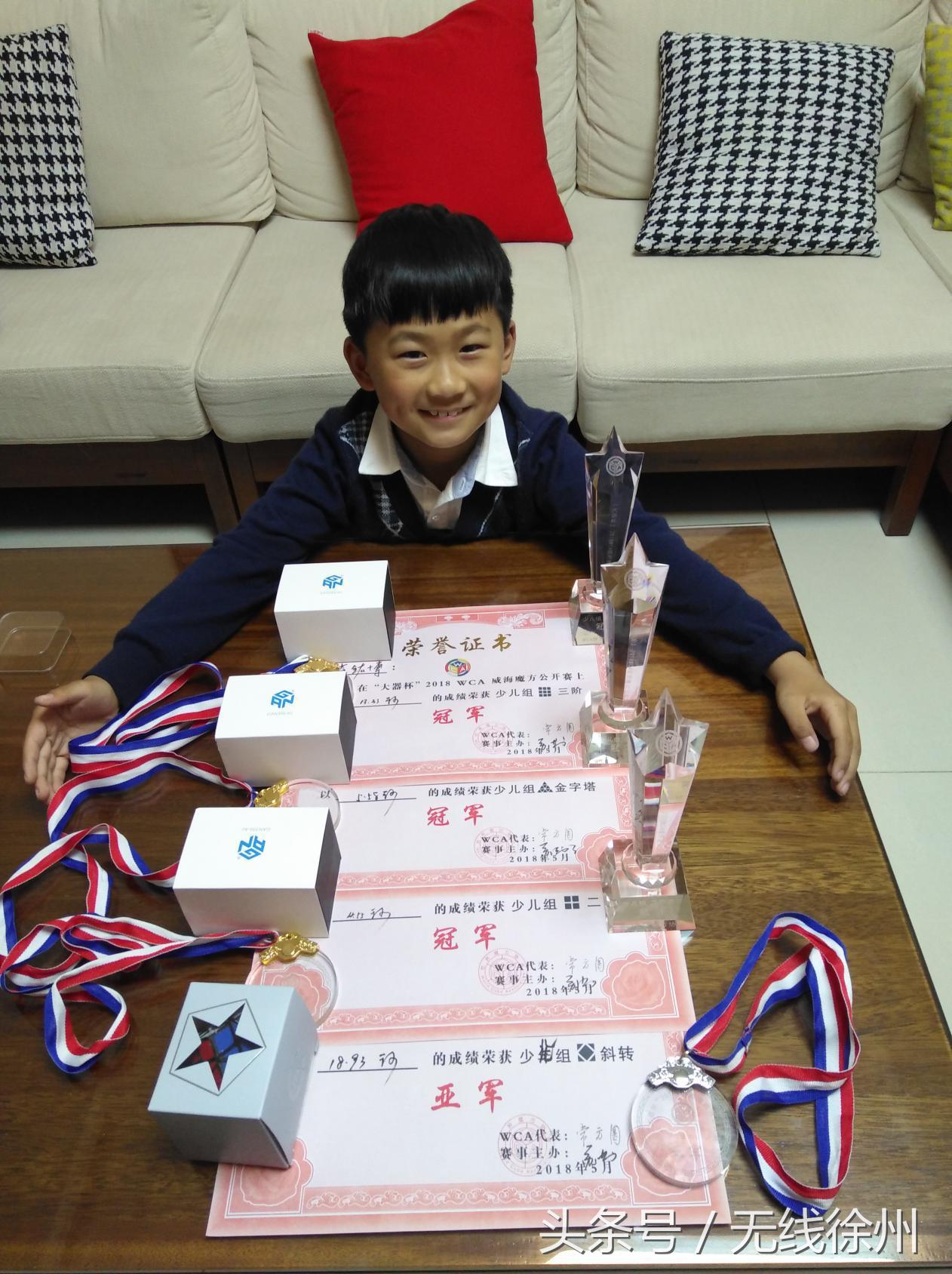 世界顶尖魔方高手拼魔方的方法,魔方挑战1分钟还原12个魔方