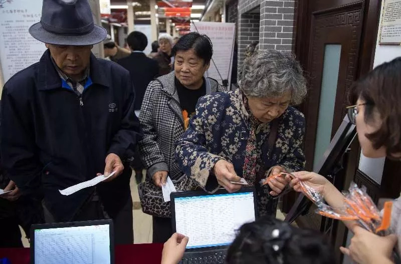 无走失日免费领手环,社区发放免费爱心防走失手环