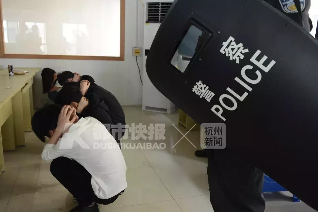 第一次借钱就被要求陪睡，催债时P黄图送花圈殡仪车上门……这伙人终于被抓，干得漂亮！