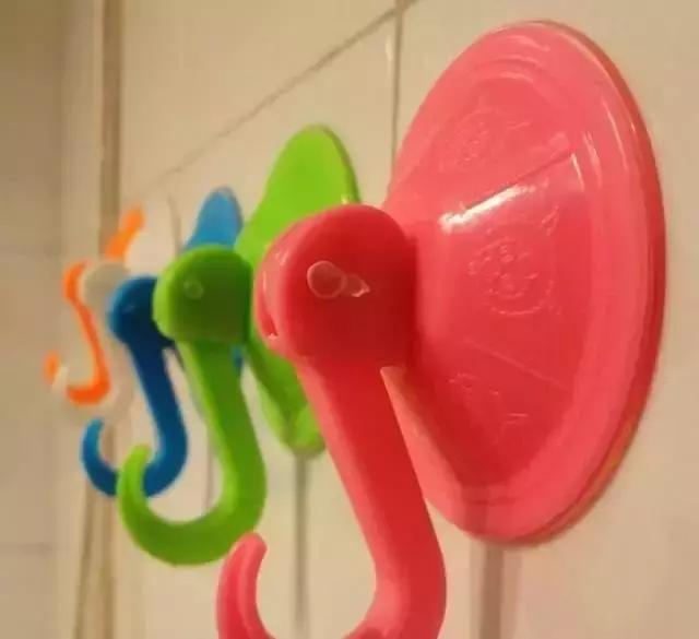 她故意把鸡蛋清涂到墙上，你知道原因后也会这么做的！