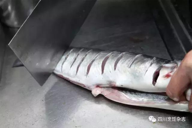 家常无骨烤鱼的做法,特色烤鱼制作短视频