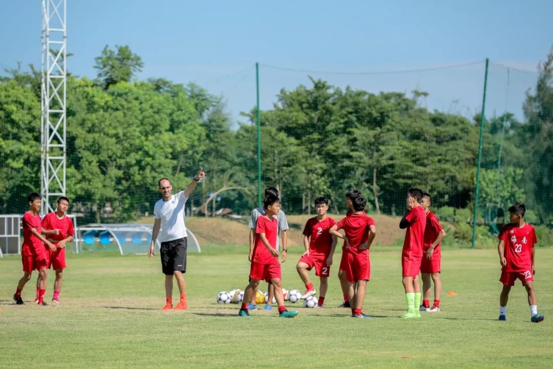 要么在深渊里哭，要么在深渊里爬｜海南足球青训实录
