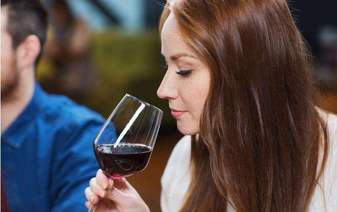 怎样分清假酒,如何分清楚假酒