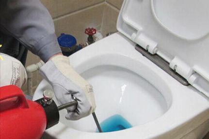 在马桶上套一层保鲜膜,只能在马桶上面挂毛巾怎么办