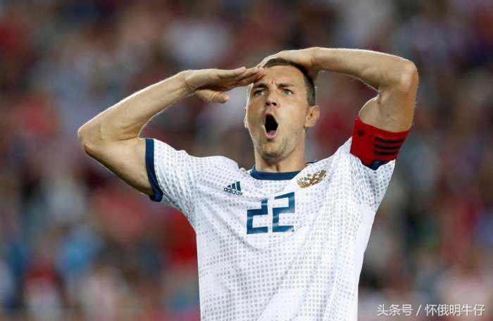 老式扫帚紧急打扫球场？欧国联土耳其俄罗斯“红毯”上踢球！