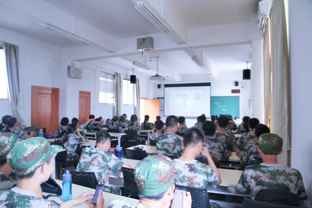 军训进行时青春正当时,军训进行时热血青春永不言败