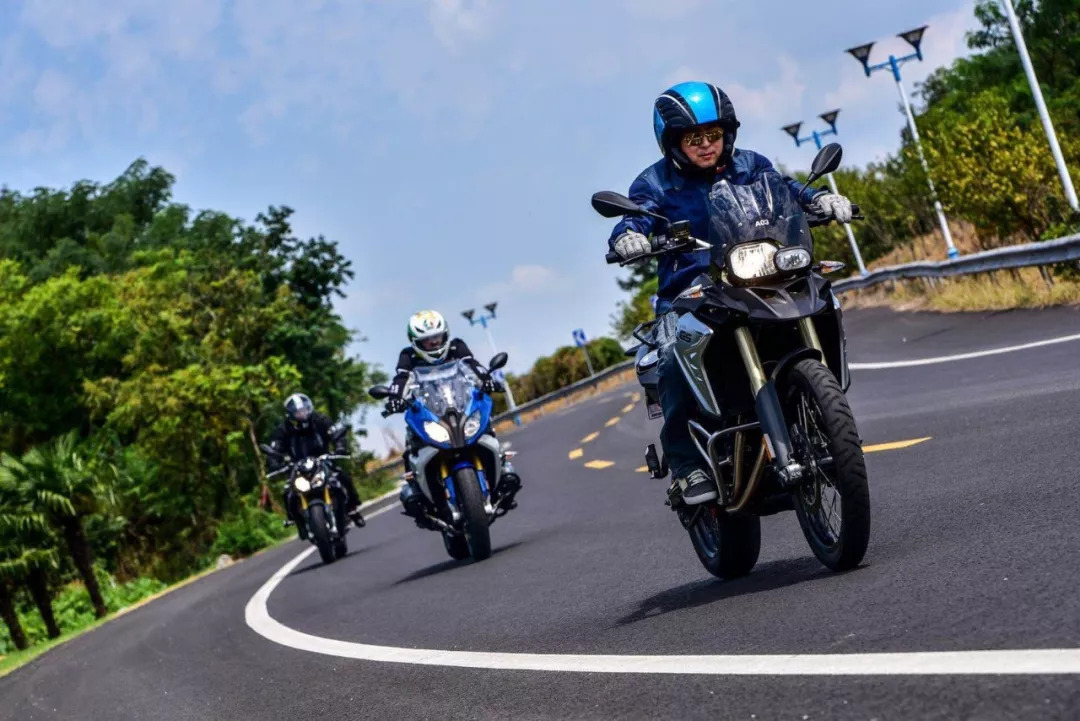 宝马s1000r改新s1000rr,宝马s1000r和本田cb1000r