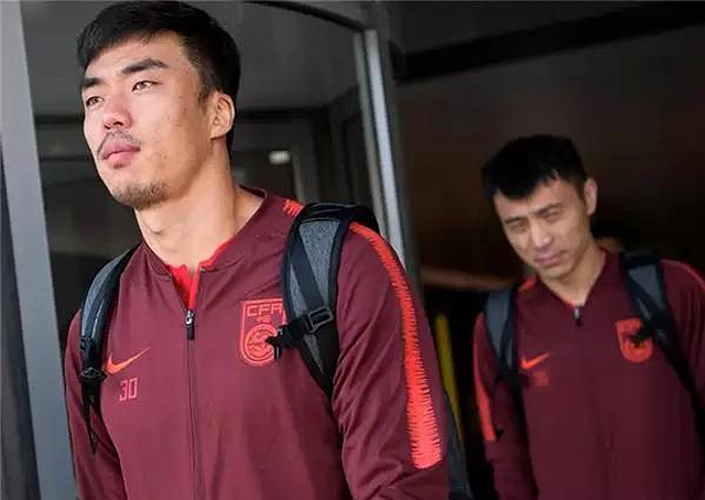 炫富?国足遭卡塔尔吊打输球,某大牌斜挎LⅤ包引发网友吐槽!