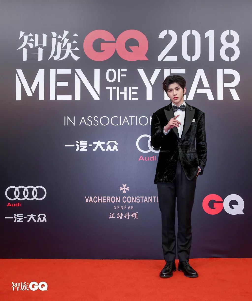 聂远红毯打苍蝇喜提微博热搜,追星赢家聂远小s