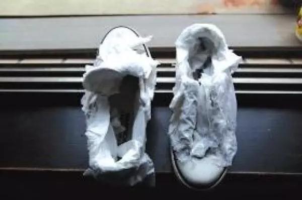 鞋子发黄发霉怎么处理,鞋子发霉氧化变黄怎么洗白