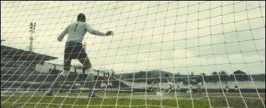 他用双脚让国家停战，这个男人我们等了40年！