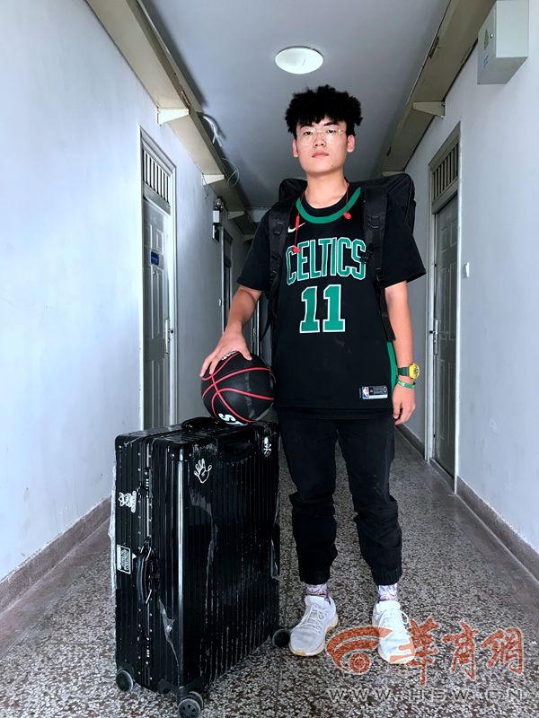 大一新生行李箱男生,大学生行李箱和高中生有啥不一样