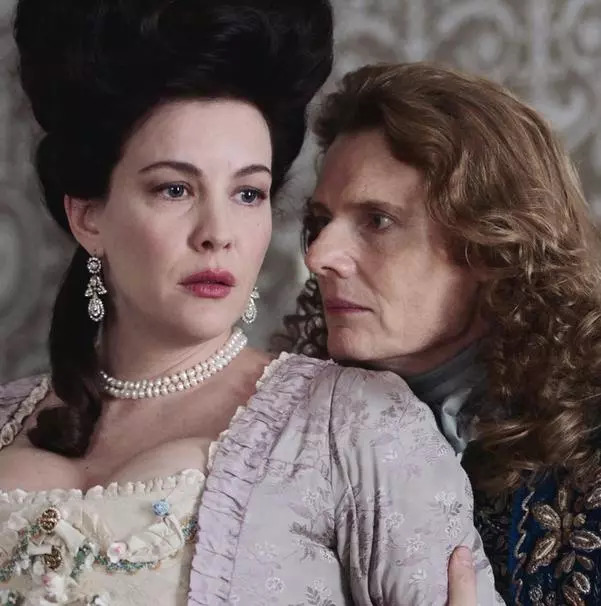 *灯区红**，就是她们的“格斗场”