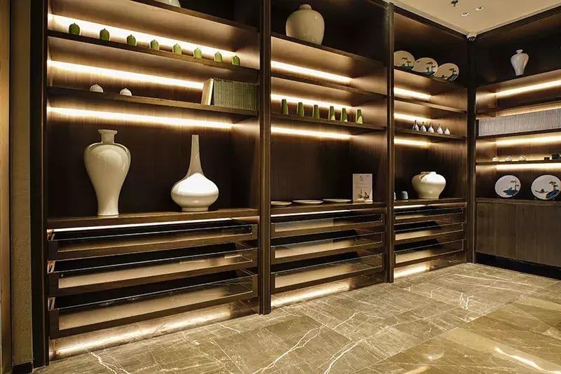 王子饭店曾经的女老板，在北郊盖了栋楼，里面放了1600件瓷器