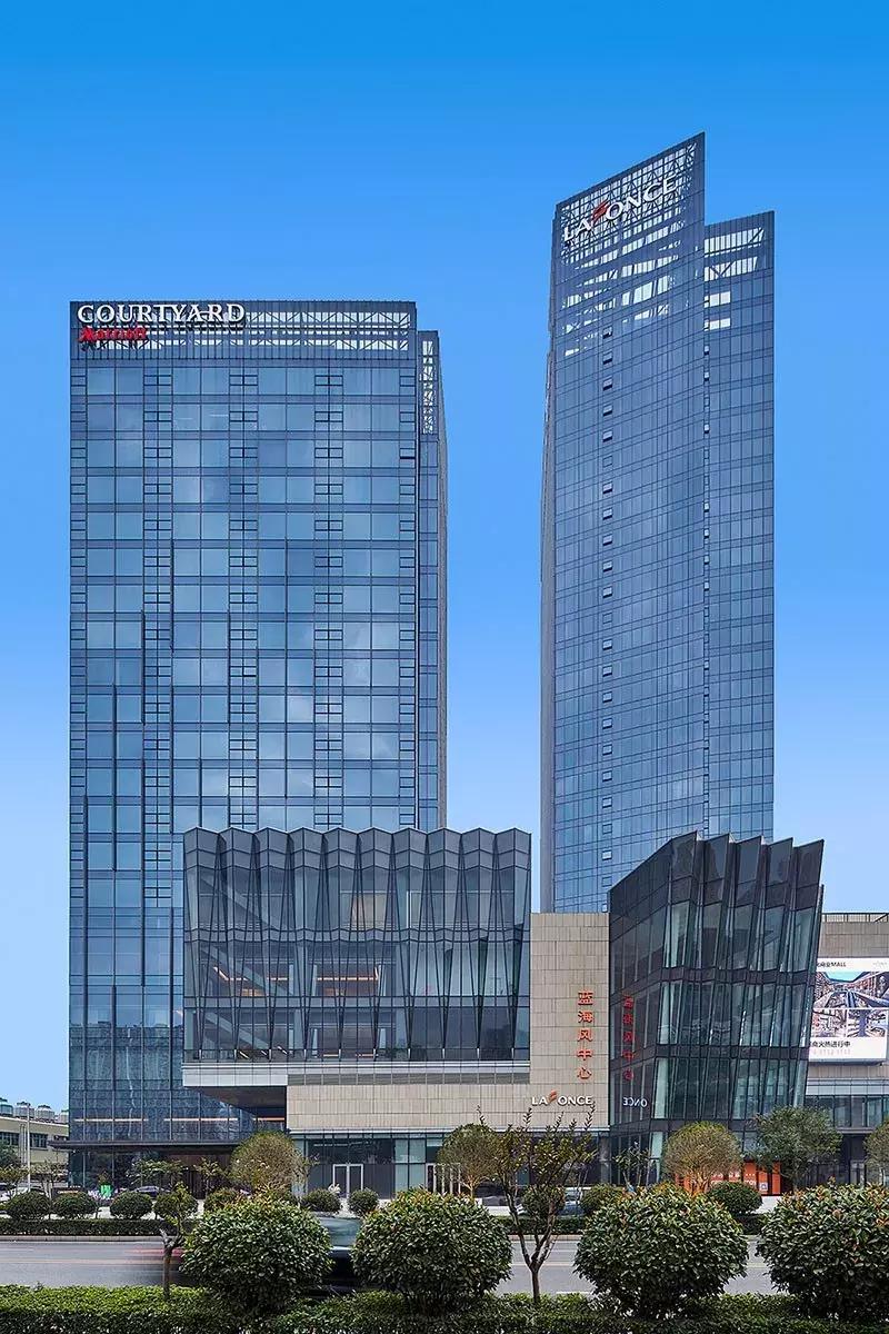 王子饭店曾经的女老板，在北郊盖了栋楼，里面放了1600件瓷器