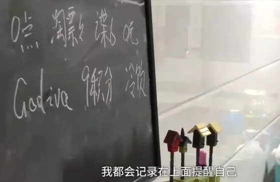 打折卡贴满一面墙！男子靠“捡便宜”省下全家80%生活费！评论亮了