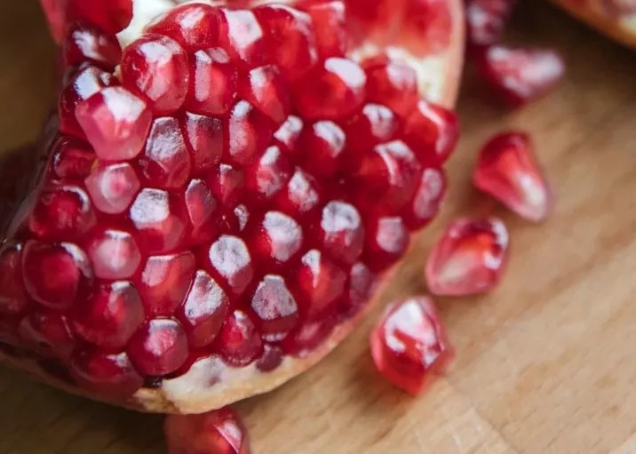 红润有食欲，一咬就爆汁，不用吐籽的突尼斯软籽石榴，甜滋滋货比十几家后，我们帮你选了这个