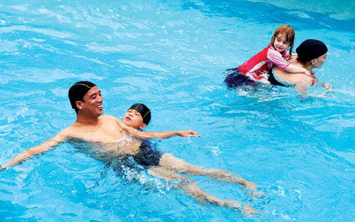 游泳教学初学者如何学习蝶泳,学游泳视频教程初学者入门技巧