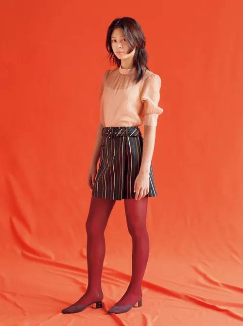 粗跟白色亮皮单鞋穿搭,秋款亮皮方头鞋穿搭