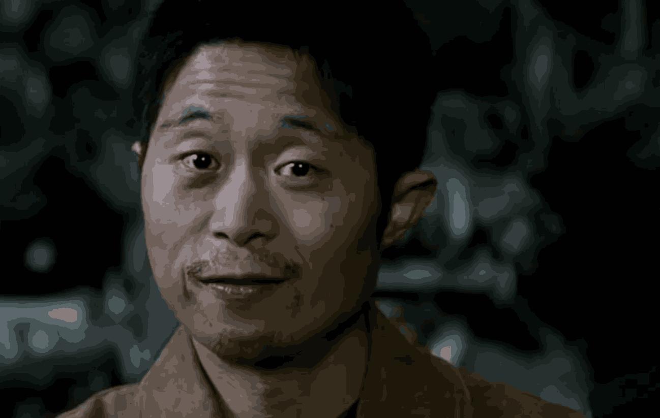 30多米长的怪物上岸咬人，竟然连小孩子都不放过！