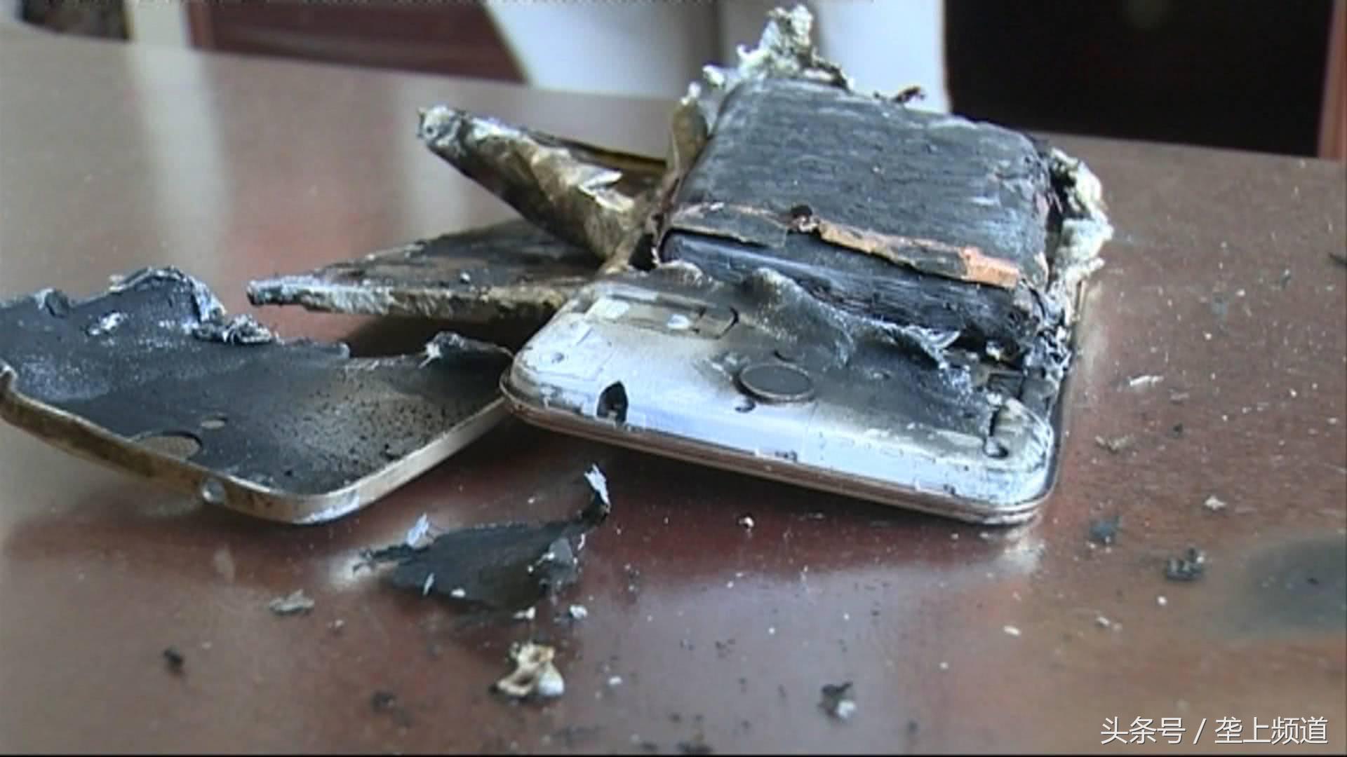 边玩手机边充电手机就爆炸的视频,手机充电处有股焦糊味会爆炸吗