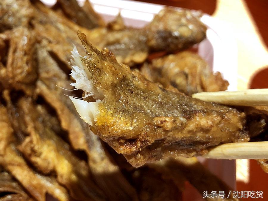 从这里打包4盒炒菜，回家路上，我没忍住偷吃了好几口！