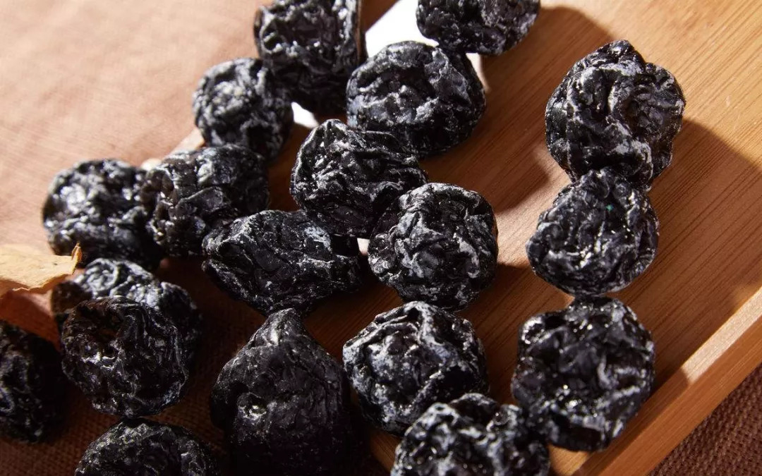 出国带了点新鲜西梅回来，奶奶非得说就是老家的李子！