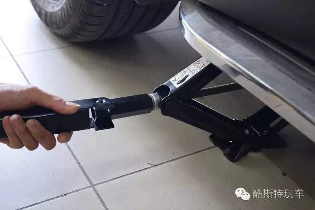 福特锐界换轮胎推荐,福特锐界轮胎更换工具视频