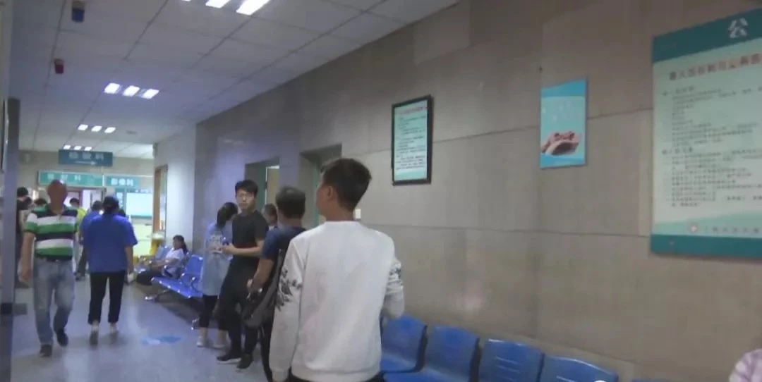 无锡一民营医院大厅被堆黄沙大门被封住权属纠纷引发矛盾