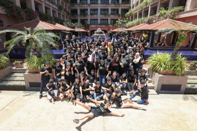 一门之隔却是两个世界,一门之隔两个世界意思