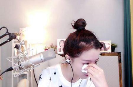 莉哥直播哭的那段视频,莉哥直播痛哭回应