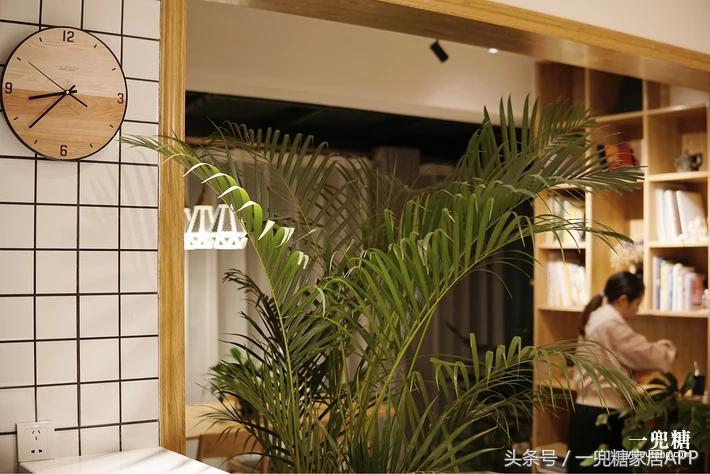 年轻人,谁不是一边感叹房子小,一边在小房子里拼命折腾?