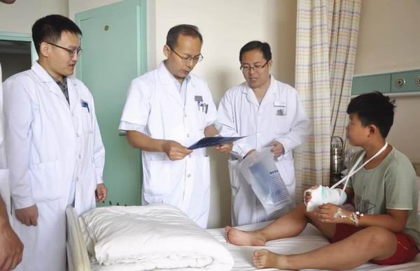 精益求精“镜”观全局的安钢总医院骨科专家冯世义